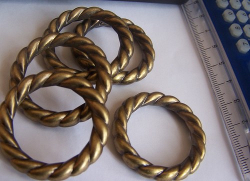 Image: grand-anneaux-resine-2-383c45.jpg